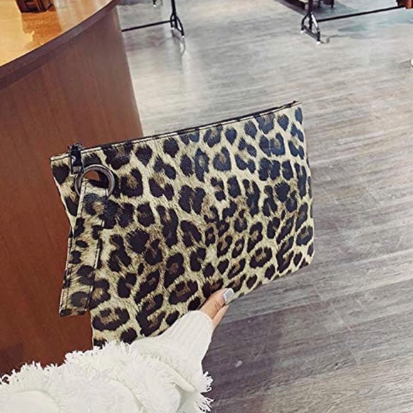 GORGEOUS OVERSIZED LEOPARD PRINT WRISTLET - Picture 8 of 10